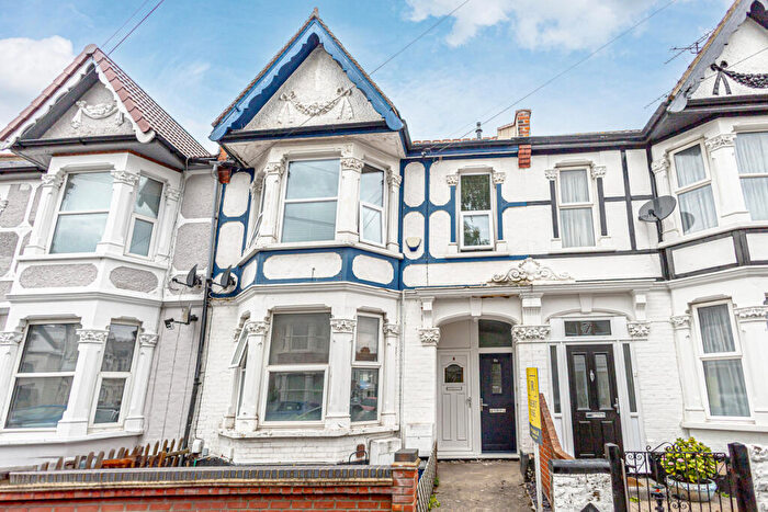 3 Bedroom Flat To Rent In Beedell Avenue, Westcliff-on-sea, SS0
