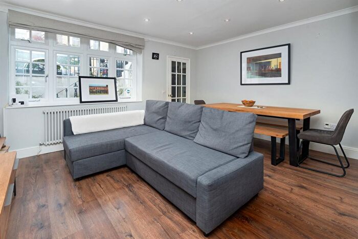 2 Bedroom Flat To Rent In Offord Road, London, N1