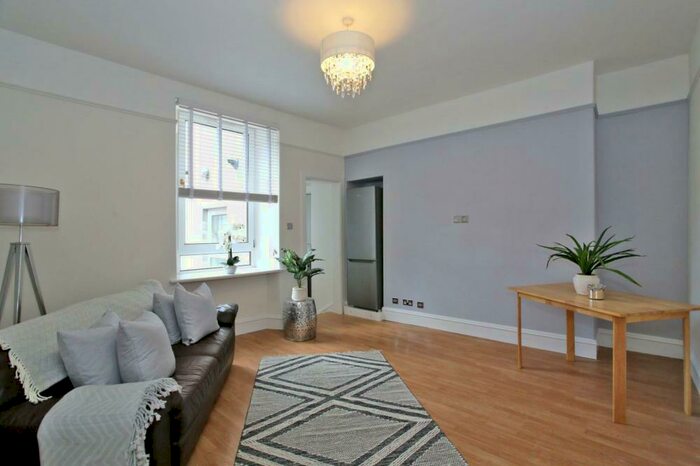 2 Bedroom Flat To Rent In B Lamond Place, Nd Floor, Aberdeen, AB25