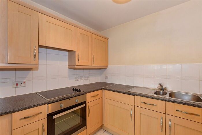 2 Bedroom Flat For Sale In Mckenzie Court, Maidstone, Kent, ME14