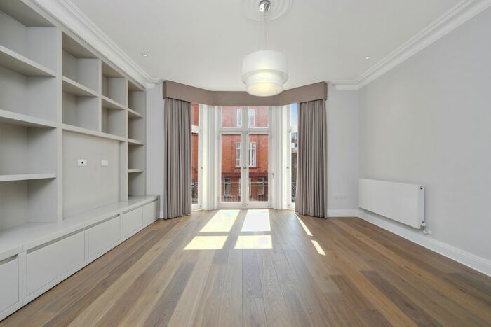 3 Bedroom Flat To Rent In Hans Road, London, SW3