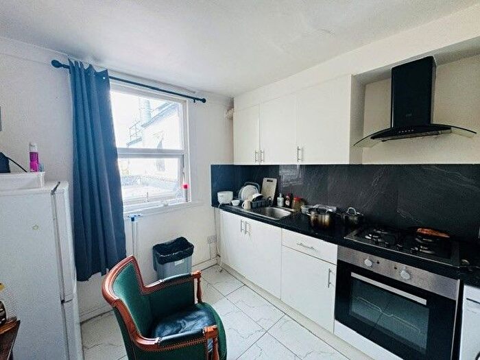 Maisonette To Rent In B, Roman Road, Bethnal Green, E2