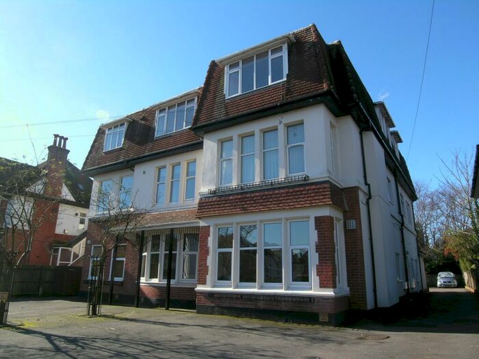 3 Bedroom Flat To Rent In Bedroom Top Floor Flat In Queens Park, BH8