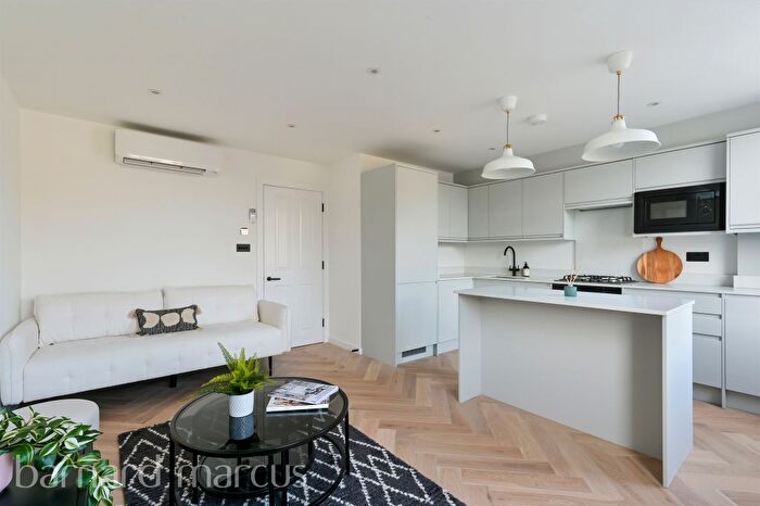 2 Bedroom Flat For Sale In Shepherds Bush Road, London, W6