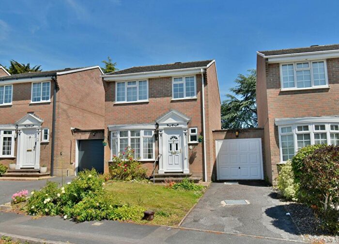 3 Bedroom Link Detached House For Sale In Laburnum Close, Ferndown, BH22