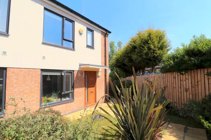 3 Bedroom Semi-Detached House To Rent In Ashley Green, Leeds, LS12