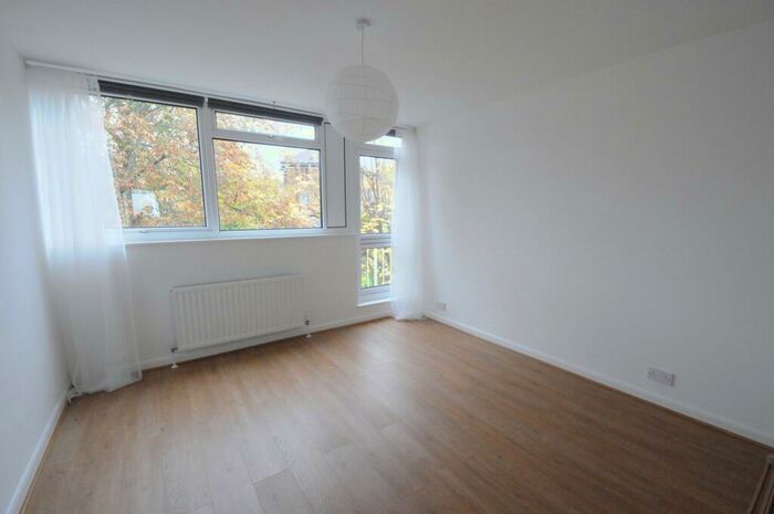 2 Bedroom Flat To Rent In Chesterfield Court, Granville Park, Lewisham, SE13