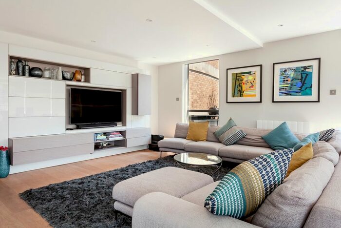 3 Bedroom Flat To Rent In Black Friars Lane, London, EC4V