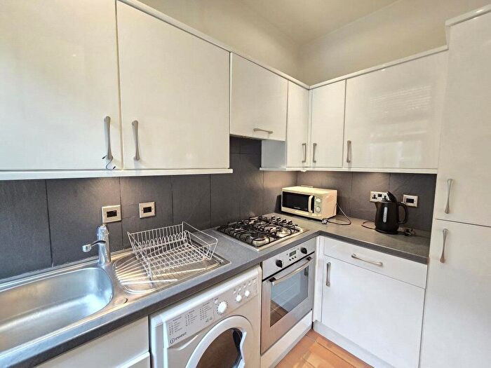 Studio To Rent In Ballards Lane, London, N3