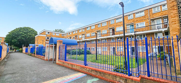 3 Bedroom Flat To Rent In Manor Park, E12