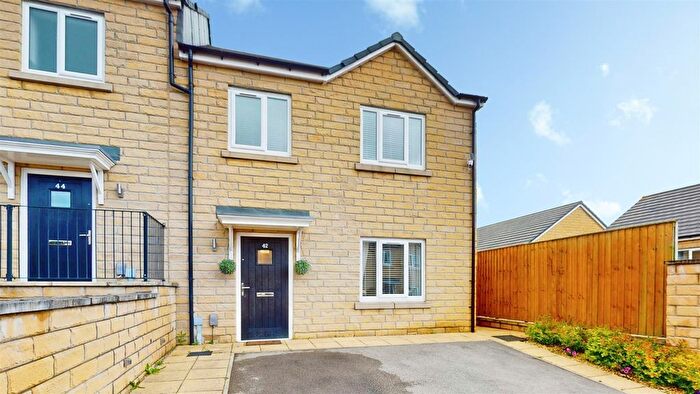 3 Bedroom Semi-detached House For Sale In Claremount Close, Halifax, HX3