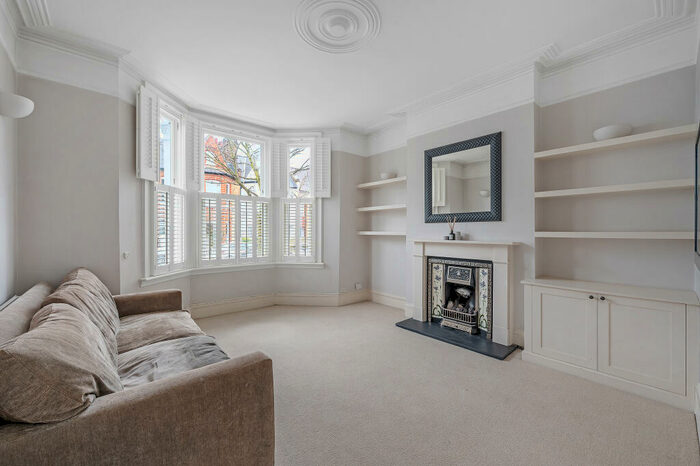 2 Bedroom Flat To Rent In Alderbrook Road, London, SW12