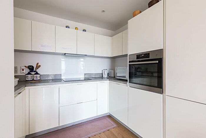 2 Bedroom Flat To Rent In Lamington Heights, Poplar, London, E14