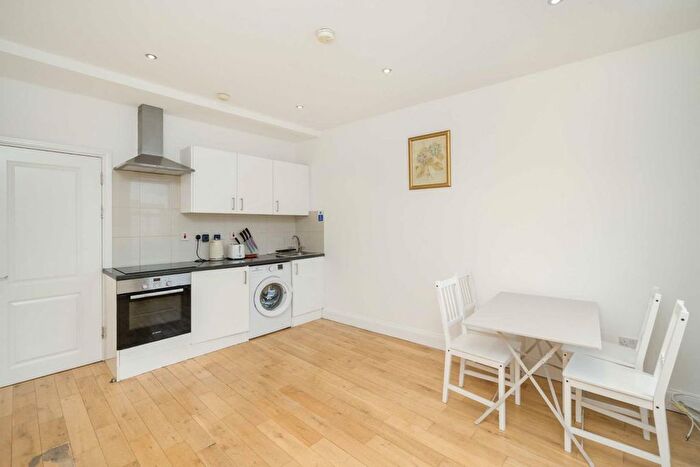 4 Bedroom Flat To Rent In Askew Road, London, W12