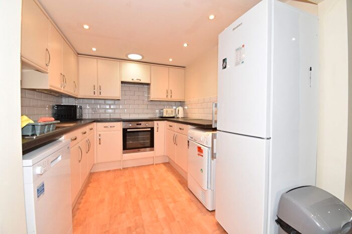 4 Bedroom Flat To Rent In Lower Market Street (Spar), Penryn, TR10