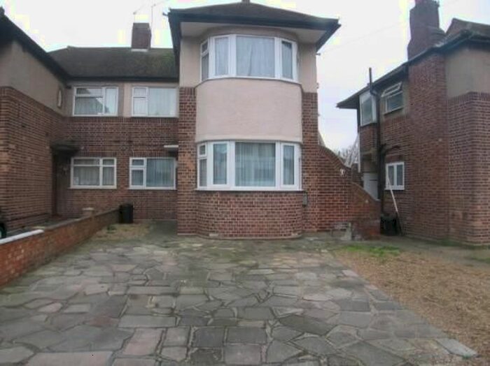 3 Bedroom Maisonette To Rent In Lancelot Road, Ilford IG6