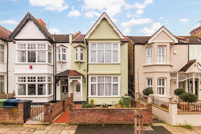 3 Bedroom Flat To Rent In Dudley Gardens, Ealing, W13