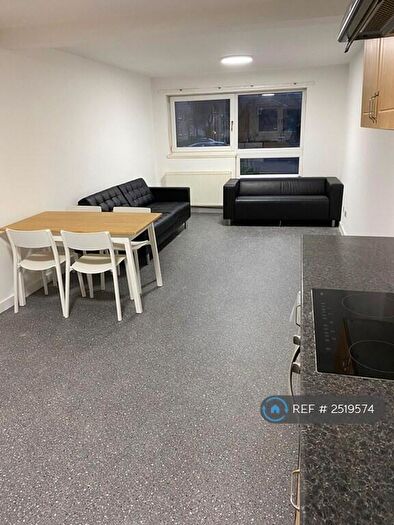 3 Bedroom Maisonette To Rent In Cardross Court, Glasgow, G31