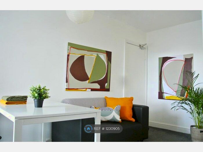 3 Bedroom Flat To Rent In Holyhead Road, Bangor LL57
