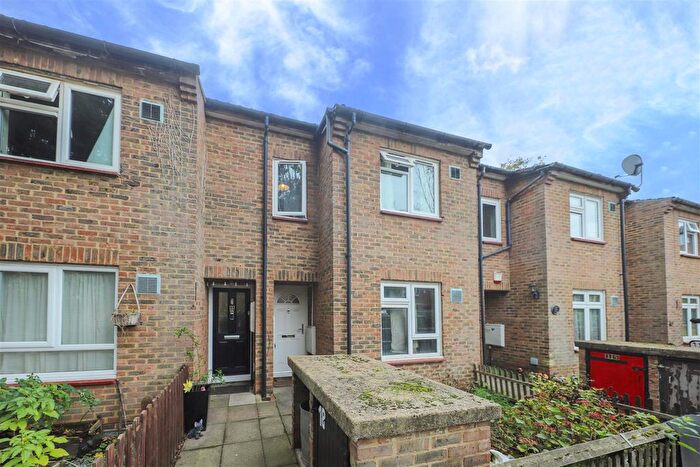 2 Bedroom Maisonette For Sale In Fernes Close, Uxbridge, UB8