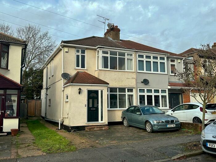 4 Bedroom Semi-Detached House To Rent In Primrose Glen, Hornchurch, RM11