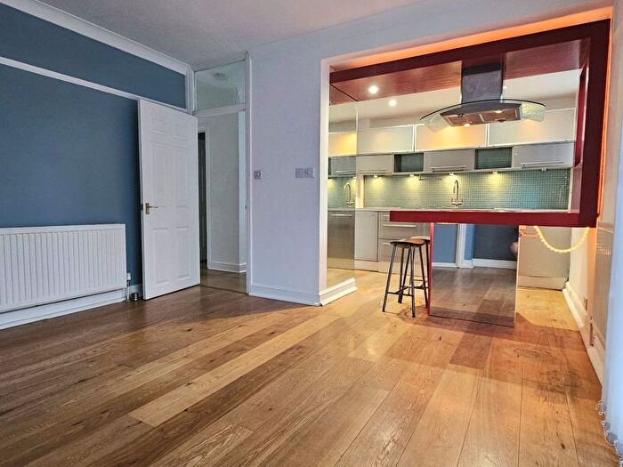 2 Bedroom Flat For Sale In St. Margarets Road, Mins Walk Richmond, TW1