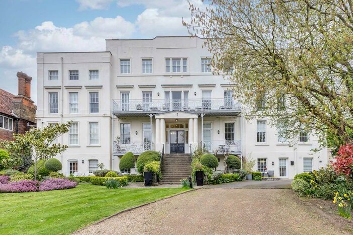 1 Bedroom Flat To Rent In Hampton Court Road, East Molesey, KT8