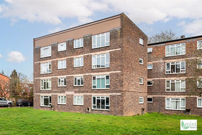 1 Bedroom Flat For Sale In Addlestone Park, Addlestone, KT15