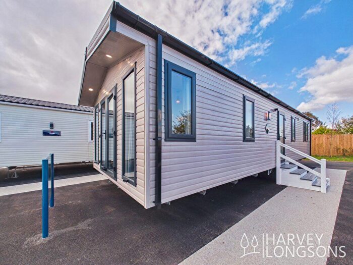 2 Bedroom Park Home For Sale In Pakefield Holiday Park, NR33