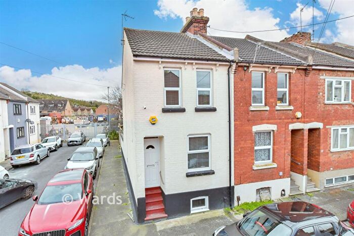 4 Bedroom End Of Terrace House For Sale In Second Avenue, Chatham, Kent, ME4