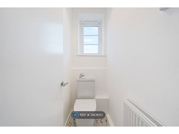 2 Bedroom Flat To Rent In Danby House, London, E9