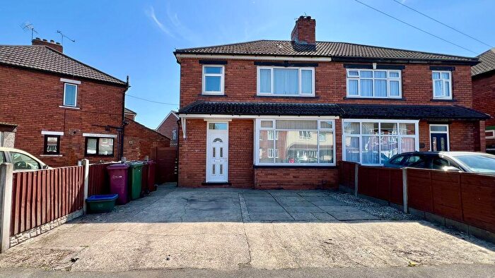 3 Bedroom Semi-Detached House For Sale In Cottage Beck Road, Scunthorpe, DN16