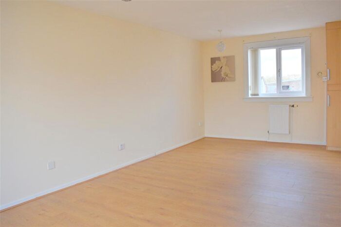 2 Bedroom Flat To Rent In Carwadric Road, Thornliebank, Glasgow, G46
