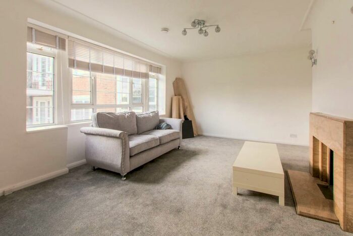 3 Bedroom Flat To Rent In Charter Way, Finchley, London, N3