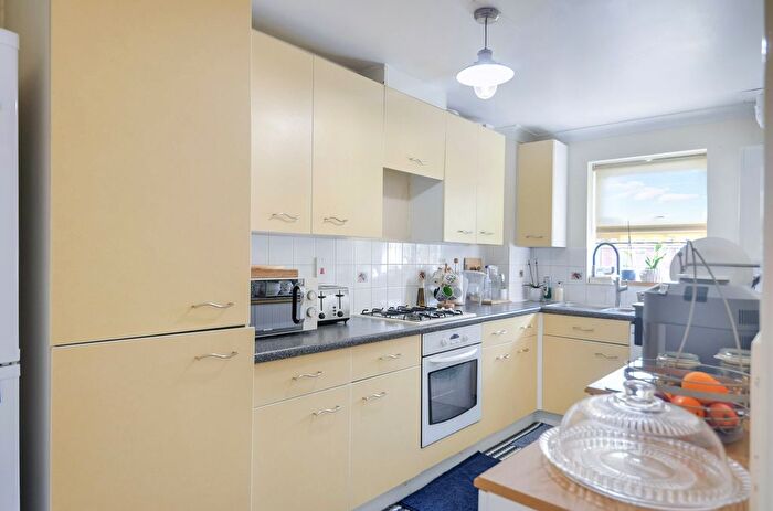 2 Bedroom Flat For Sale In Blunden Drive, Langley, Slough, SL3