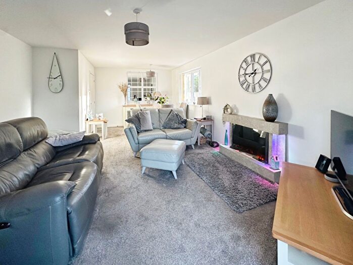 2 Bedroom Semi-Detached Bungalow For Sale In Elder Avenue, Essington, WV11
