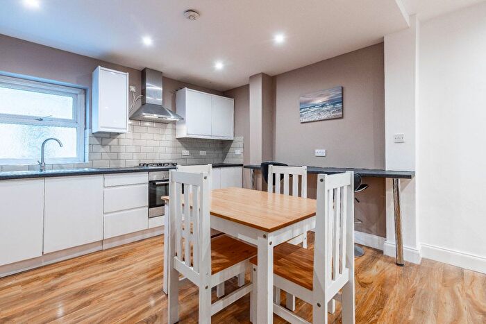 2 Bedroom Flat To Rent In Goodrich Road, London, SE22