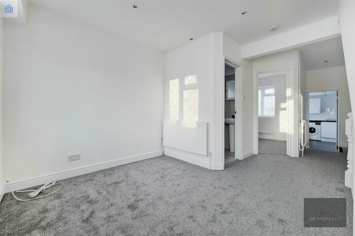 2 Bedroom Flat To Rent In Crichton Street, London, SW8