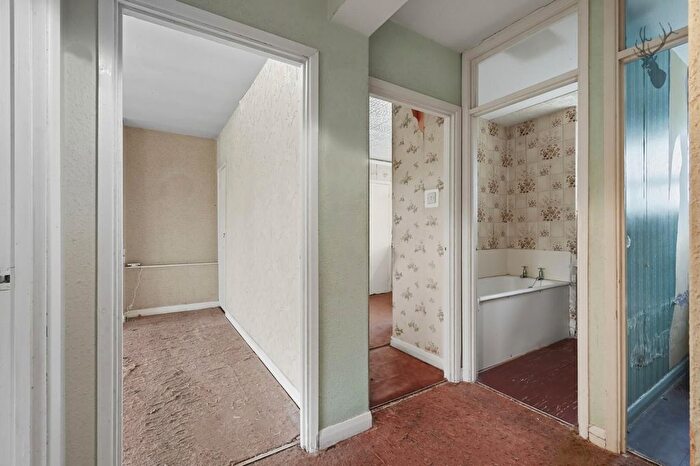 2 Bedroom Flat For Sale In St. James's Close, Tooting Bec, London, SW17