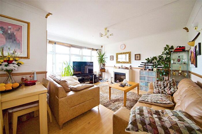 3 Bedroom Flat For Sale In Market Parade, Leyton, E10