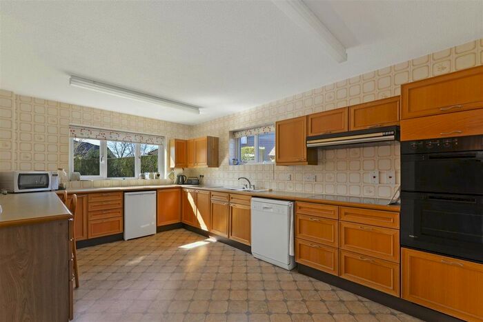 4 Bedroom Detached House For Sale In Oast Court, Yalding, Maidstone, ME18