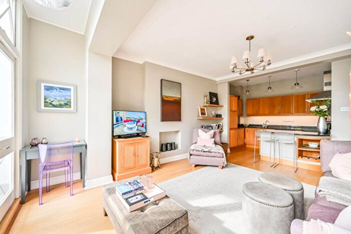 2 Bedroom Flat To Rent In Bolingbroke Grove, Wandsworth Common, London, SW11