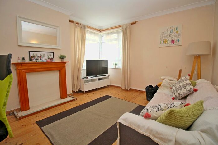 3 Bedroom Flat To Rent In Manor Vale, Brentford, TW8