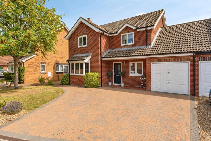 4 Bedroom Link Detached House For Sale In Meadow Way, Horsford, Norwich, NR10