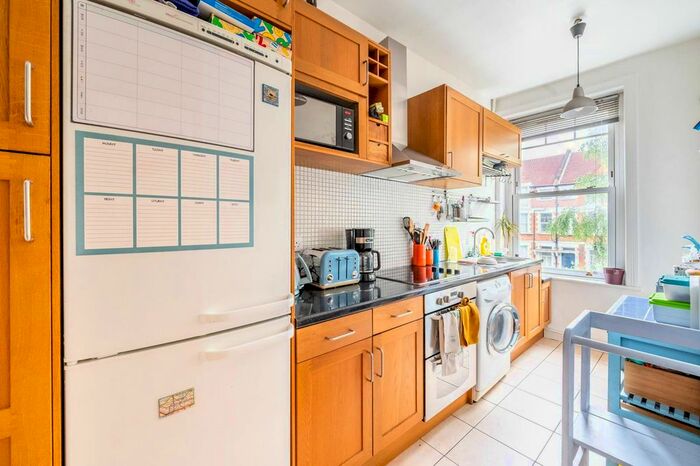2 Bedroom Flat To Rent In Salford Road, Streatham, London, SW2