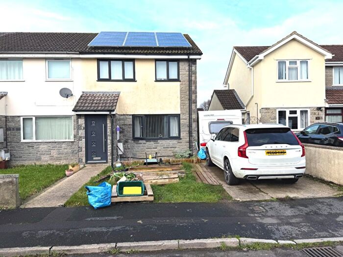 3 Bedroom End Terrace House For Sale In Oakfield Road, Street, BA16