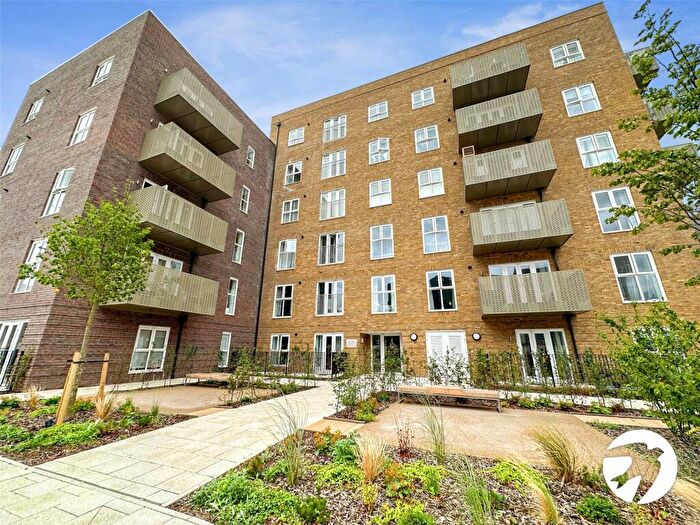 2 Bedroom Flat For Sale In Glenway Road, Rochester, Kent, ME1