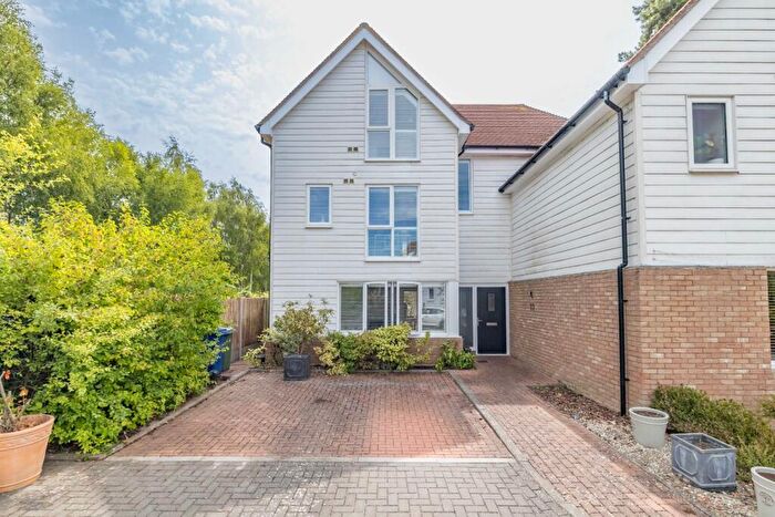 4 Bedroom Semi Detached House For Sale In Hop Pickers Close, Selling, Faversham, Kent, ME13