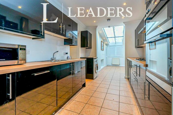 3 Bedroom Flat To Rent In Hook Road, Surbiton, KT6