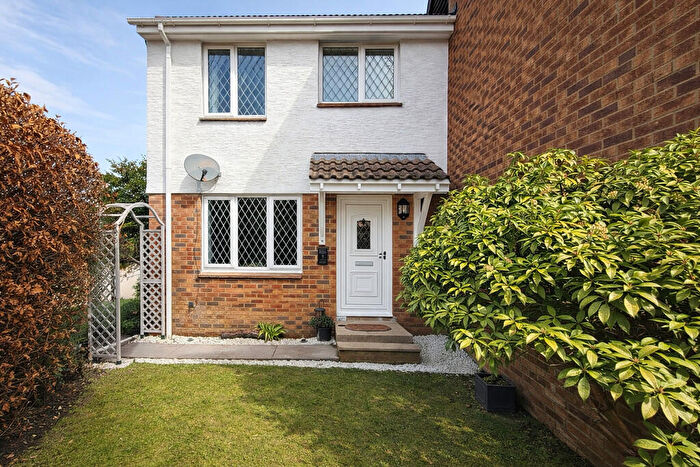 3 Bedroom Semi Detached House For Sale In Blackdown Close, Dibden Purlieu, SO45